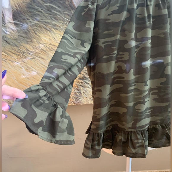 Sanctuary SZ LG cropped camouflage blouse with ruffles. Preowned but like new - Picture 4 of 6